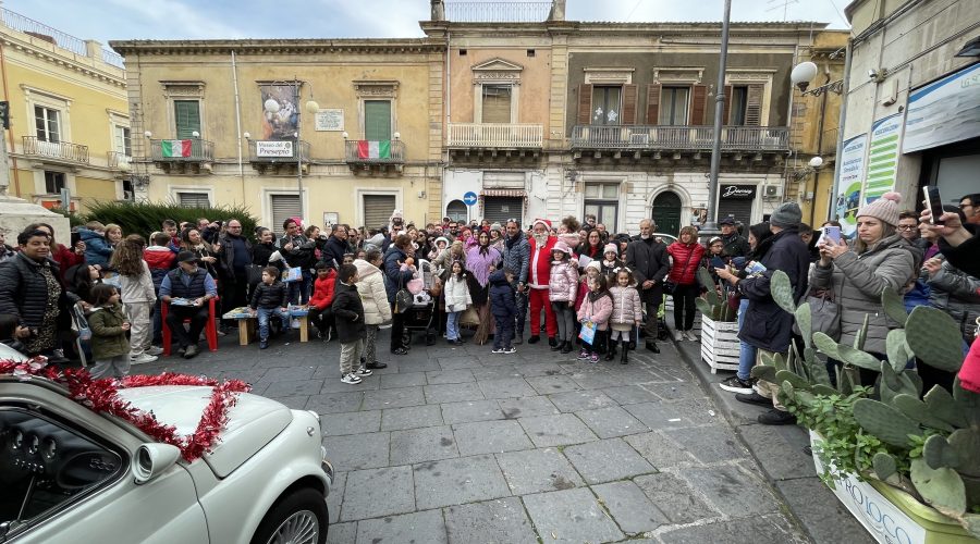 Giarre, la Befana arriva con la mitica Fiat 500