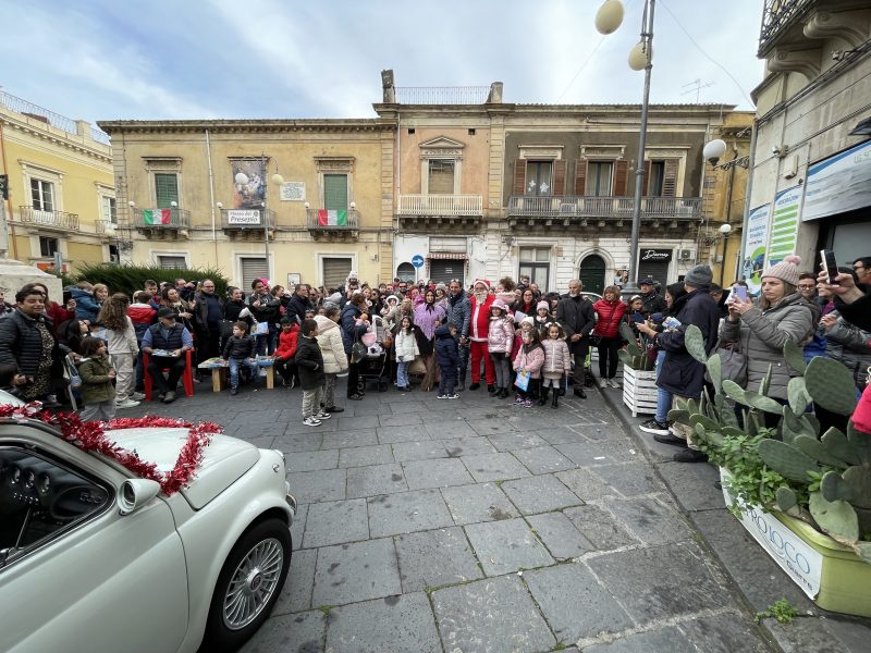 Giarre, la Befana arriva con la mitica Fiat 500