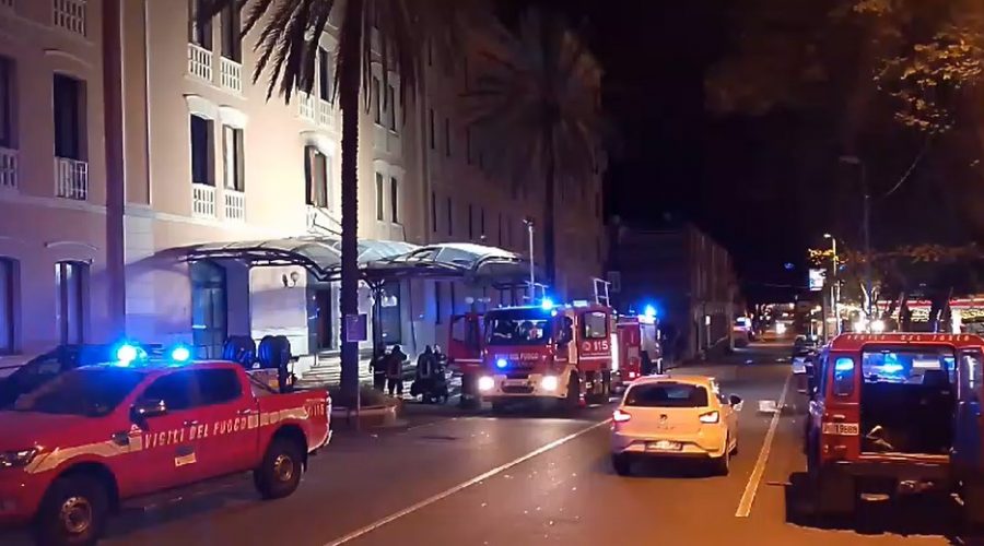 Acireale, incendio all’interno dell’ex Hotel Excelsior