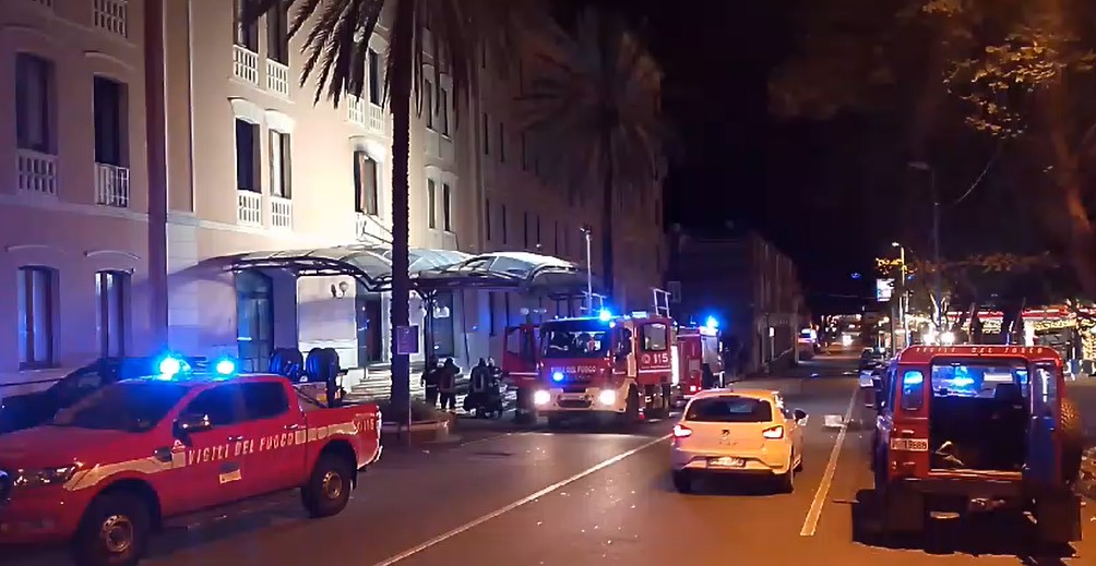 Acireale, incendio all’interno dell’ex Hotel Excelsior