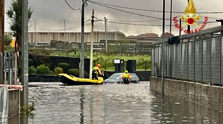 Maltempo, diversi interventi dei vigili del fuoco in provincia di Catania VIDEO