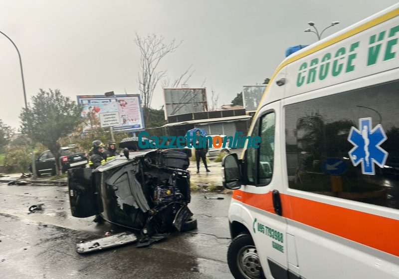 Riposto, incidente all’incrocio tra via Mattarella e via Scrofina: 2 feriti