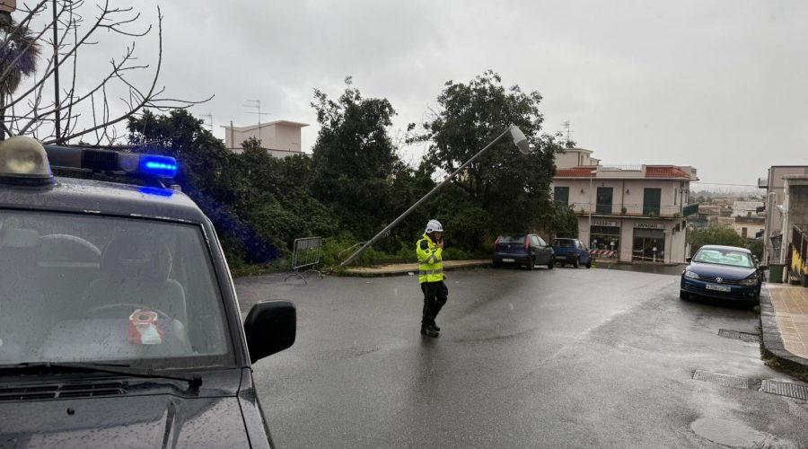 Maltempo a Mascali, palo dell’illuminazione pubblica a rischio crollo