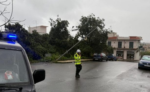 Maltempo a Mascali, palo dell’illuminazione pubblica a rischio crollo