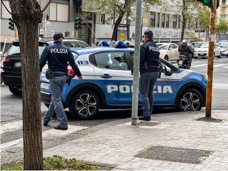 Picchia in strada l’ex compagna ma alcuni passanti l’aiutano: arrestato 41enne