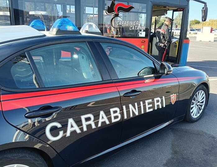 Tenta una rapina e scappa in bus: denunciato 18enne