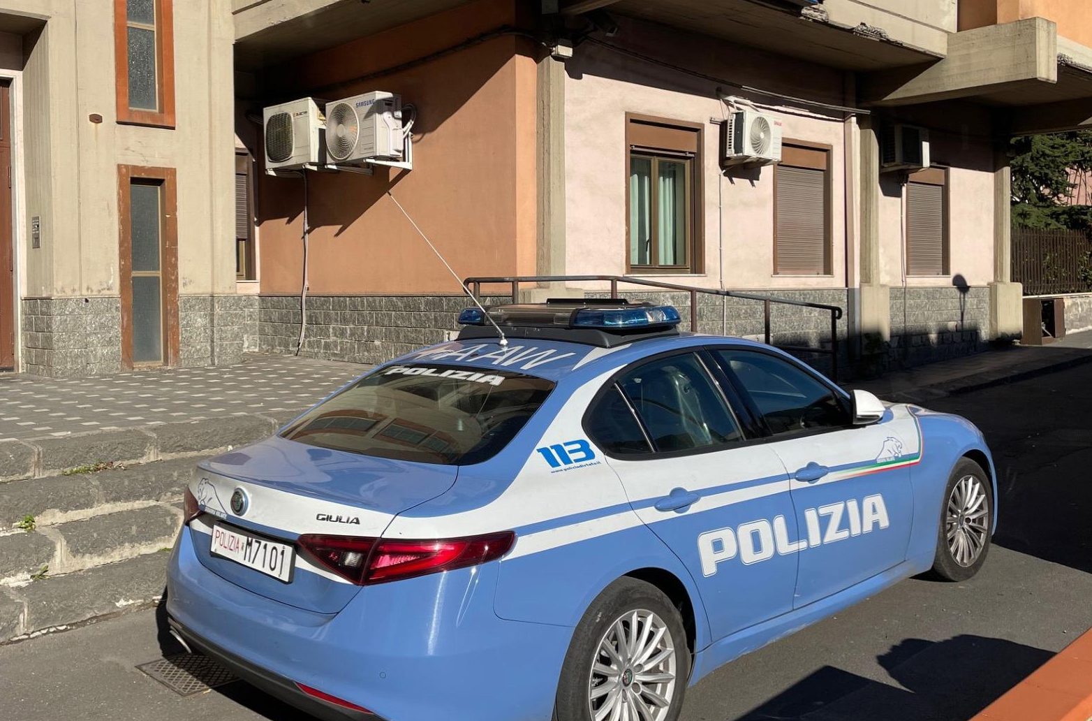 Trova portafogli con carta bancomat e Pin e non resiste alla tentazione di usarla: denunciato