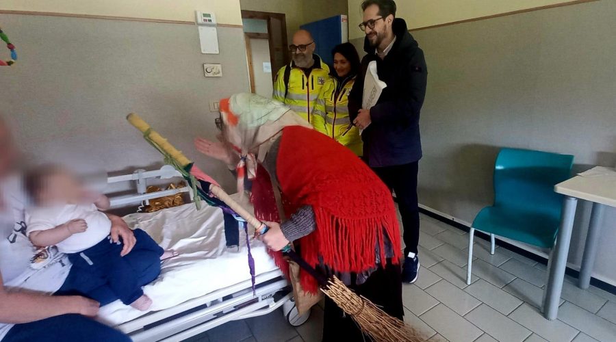 All’ospedale di Acireale arriva la befana