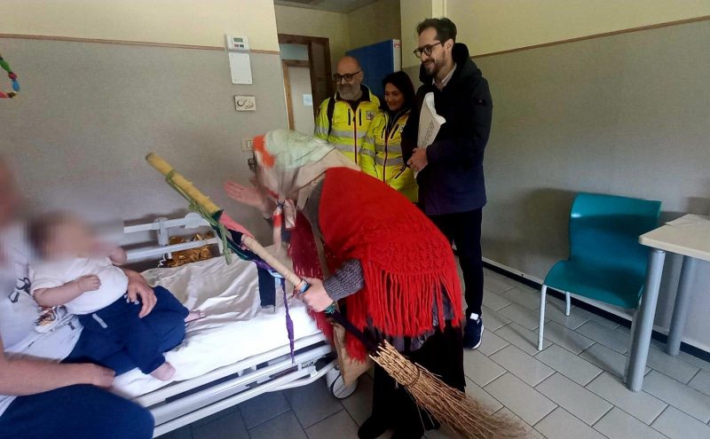 All’ospedale di Acireale arriva la befana