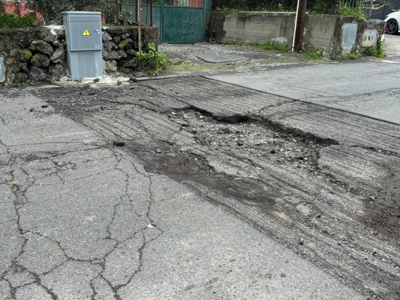 “Buche e terra dell’Etna sulle strade acesi: a rischio il lavoro dei soccorritori”, la denuncia del presidente Seus 118, Castro