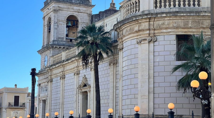 Giarre, piazza Duomo e le vie del centro illuminate a festa anche di giorno: cittadini indignati per lo spreco