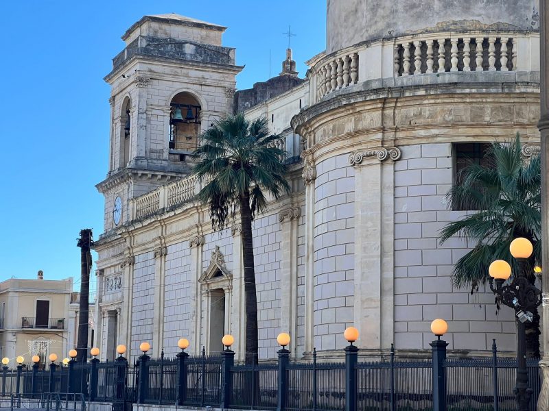 Giarre, piazza Duomo e le vie del centro illuminate a festa anche di giorno: cittadini indignati per lo spreco