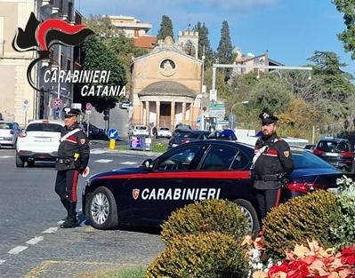 Vuole fare una “passeggiata” e ruba un’auto: denunciato