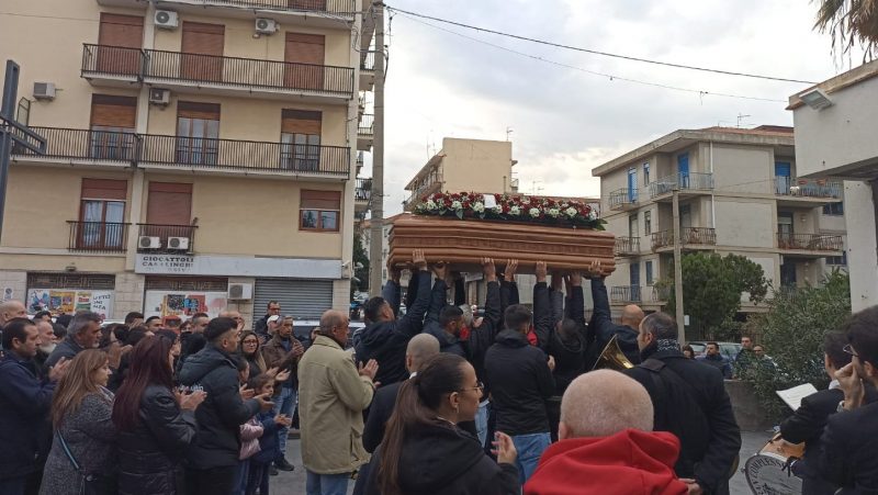 Giarre, commozione e tristezza per l’estremo saluto a Mario Spina, vittima di incidente stradale