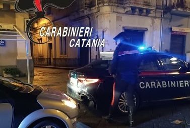 Giovanissimi di Mascali scappano ad un controllo dei carabinieri: un arresto e una denuncia