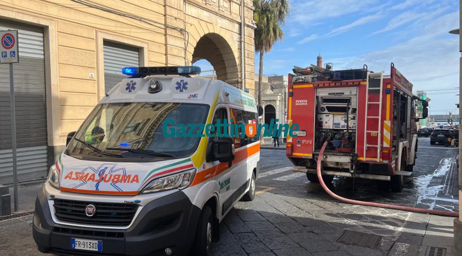 Incendio in un’abitazione a Riposto: soccorsa una donna VIDEO