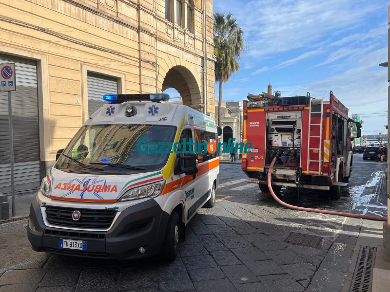 Incendio in un’abitazione a Riposto: soccorsa una donna VIDEO