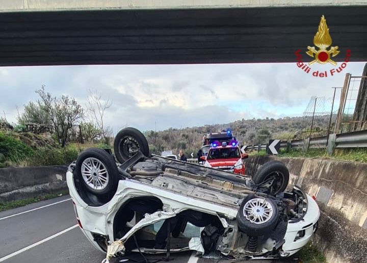 Scontro tra un’auto ed un camion sulla SS 284: un ferito