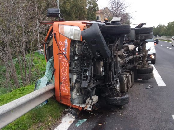 Incidente autonomo sulla A18: un ferito lieve