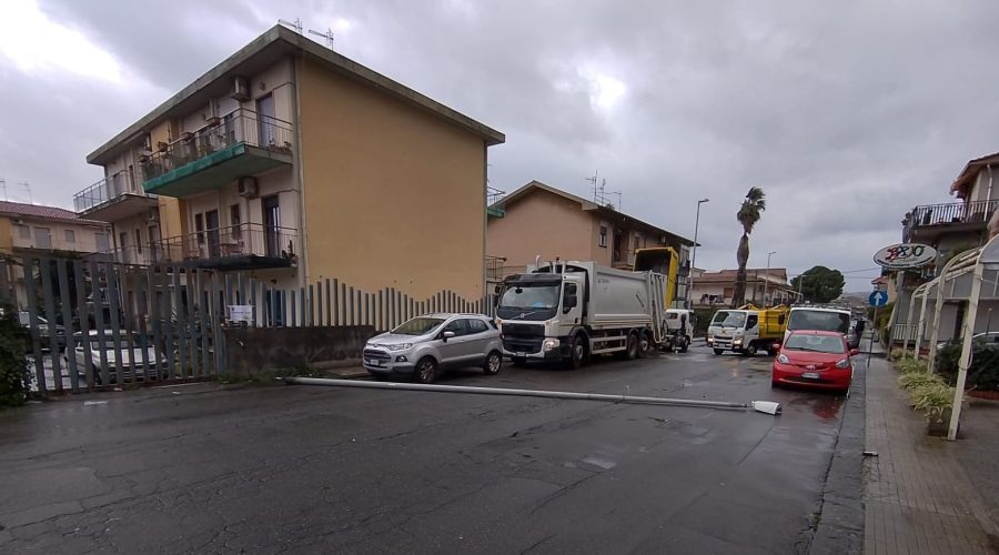 Mascali, crolla palo della luce. Tragedia sfiorata