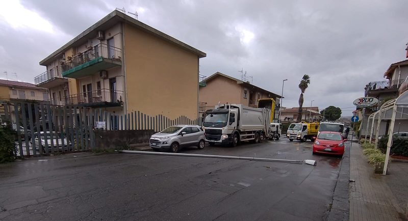 Mascali, crolla palo della luce. Tragedia sfiorata