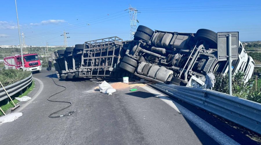 Tir si ribalta sulla tangenziale ovest, strada chiusa e traffico deviato