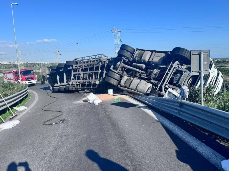 Tir si ribalta sulla tangenziale ovest, strada chiusa e traffico deviato