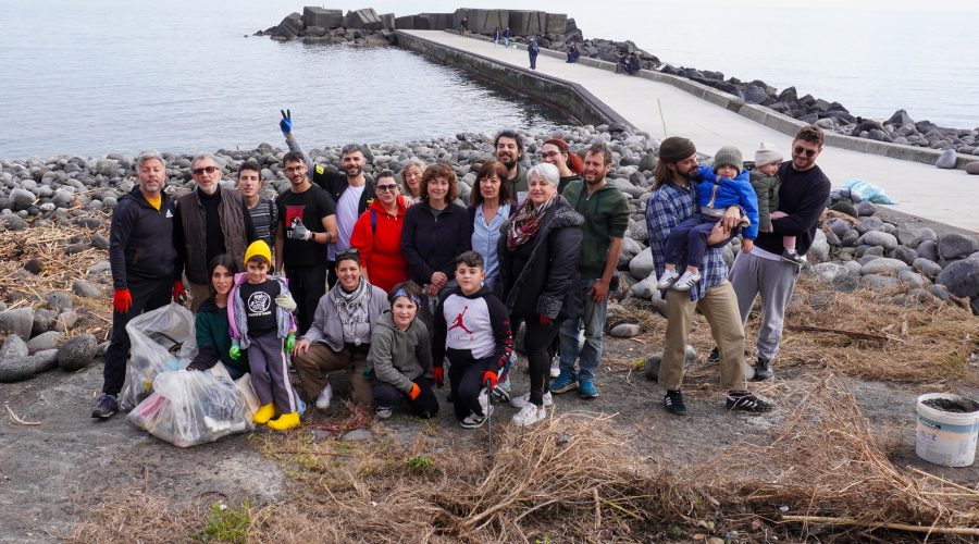 Riposto: “Mareggiata e disastro ambientale: volontari in azione per ripulire la spiaggia invasa dai rifiuti”