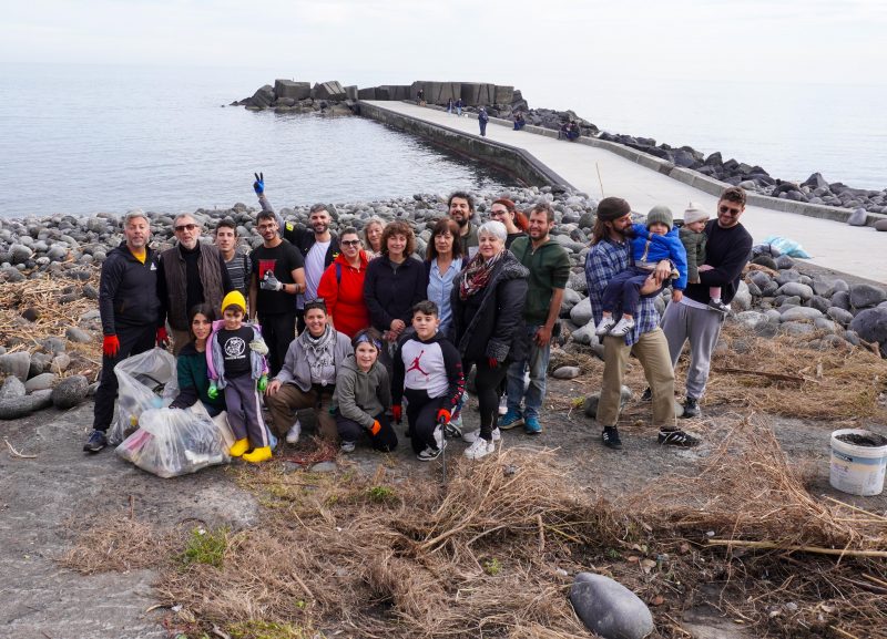 Riposto: “Mareggiata e disastro ambientale: volontari in azione per ripulire la spiaggia invasa dai rifiuti”