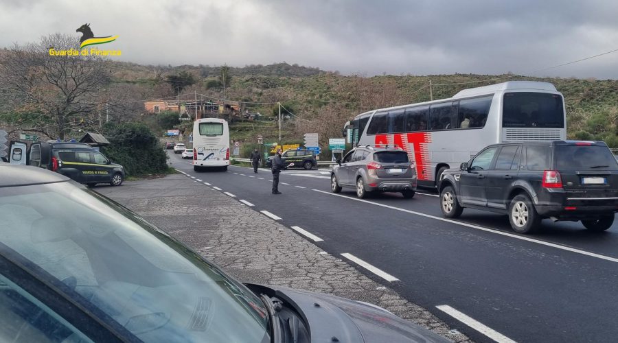 Controlli a tappeto della GdF di Riposto sull’Etna: scoperto ristorante con 9 lavoratori in nero. Segnalati 13 consumatori di droghe pesanti