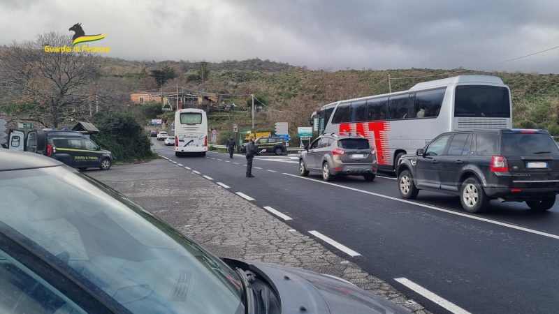 Controlli a tappeto della GdF di Riposto sull’Etna: scoperto ristorante con 9 lavoratori in nero. Segnalati 13 consumatori di droghe pesanti