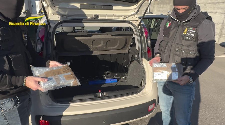 Fermato allo svincolo autostradale di S. Gregorio con 2,5 kg di cocaina in auto: arrestato