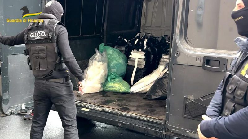 Sequestrati e distrutti oltre 500 kg di cocaina del valore, al dettaglio, di oltre 100 milioni di euro VIDEO