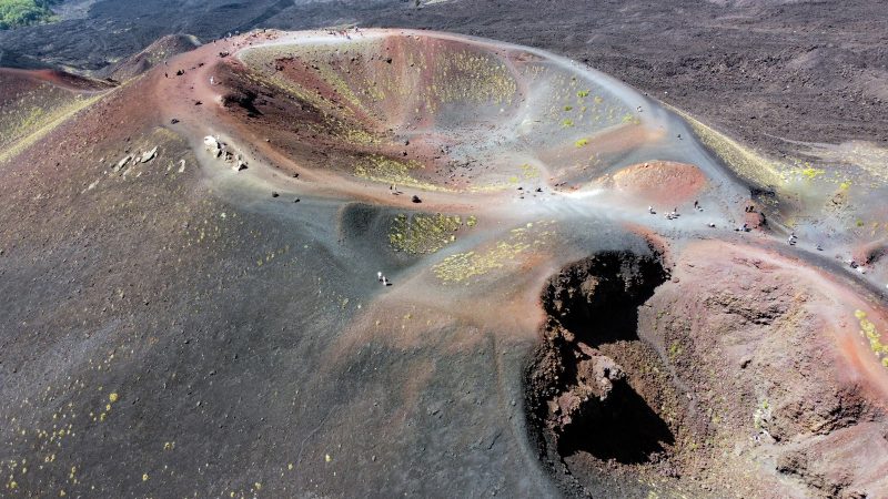 Etna, incidenti a catena ai Crateri Silvestri. Russo Morosoli: “A rischio la sicurezza dei turisti, servono più controlli e un presidio permanente”