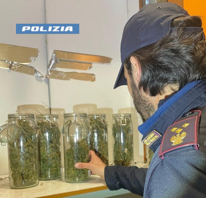 Beccati con oltre 3 kg di droga: in manette madre, figlio ed un 18enne