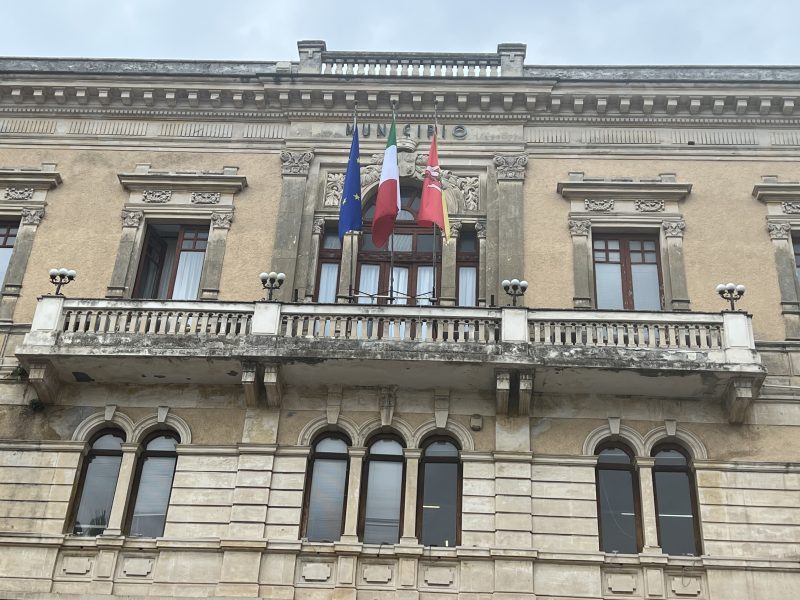 Emergenza rifiuti, l’appello del sindaco di Riposto Davide Vasta: “Non conferire rifiuti indifferenziati per strada”