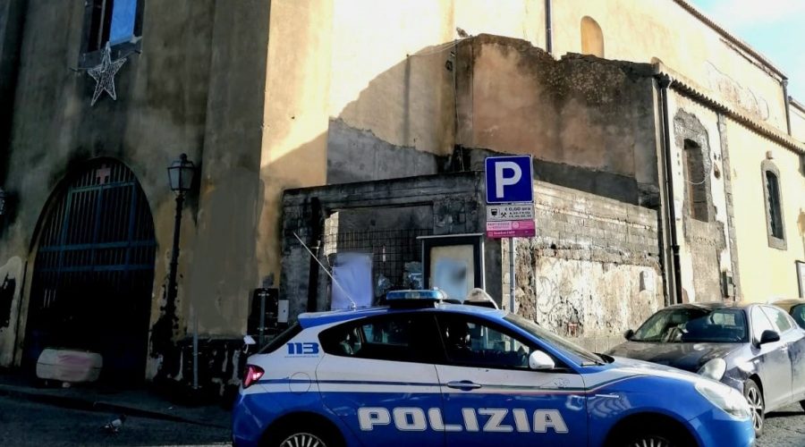 Acireale, ruba in una chiesa, si taglia e viene identificato grazie al Dna: denunciato 32enne