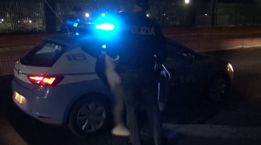 Senza patente e con l’auto in prestito per uscire con la fidanzata alla vista della polizia scappa a 120 km/h in piena città: arrestato