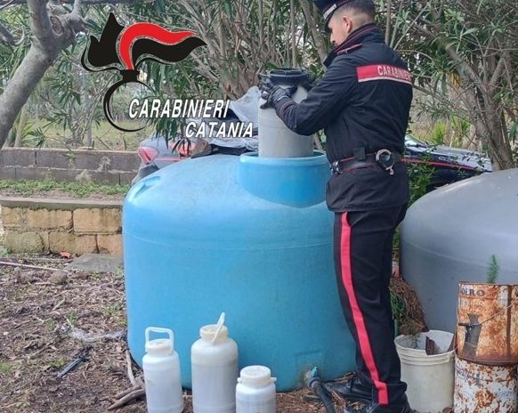 Aveva immerso 2,5 kg di droga nella vasca per l’acqua: arrestato 43enne