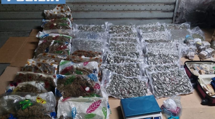 Colpo grosso della Polizia a Catania: sequestrati un arsenale e 60 kg di droga VIDEO