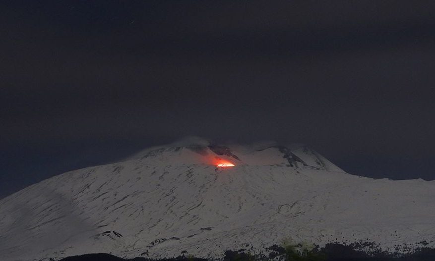 L’Etna si risveglia: colata alla base del cratere di Sud Est