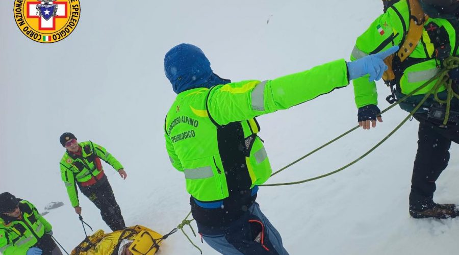 Etna, scivola con lo slittino all’interno del cratere Silvestri inferiore: grave infortunio per una 47enne