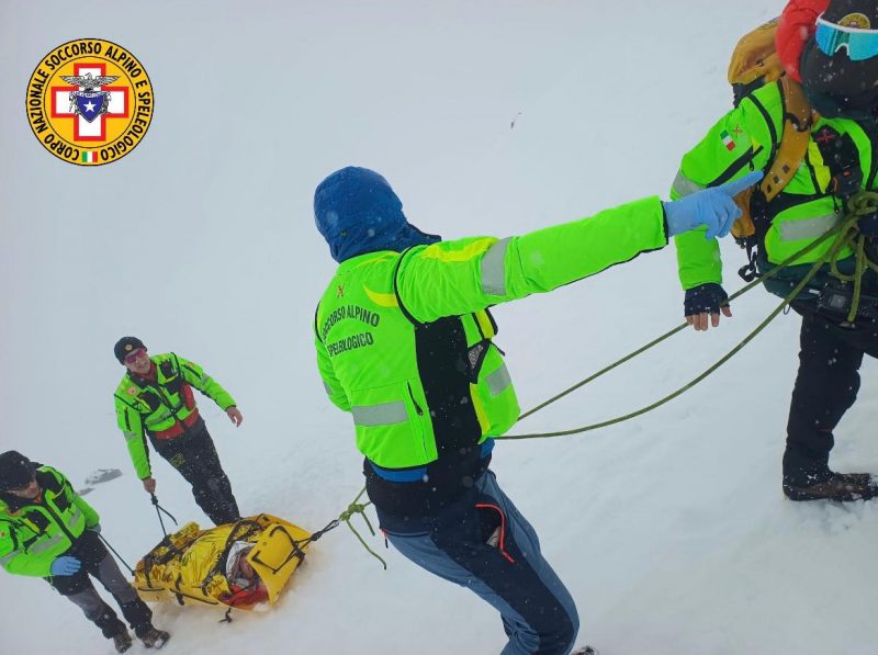 Etna, scivola con lo slittino all’interno del cratere Silvestri inferiore: grave infortunio per una 47enne