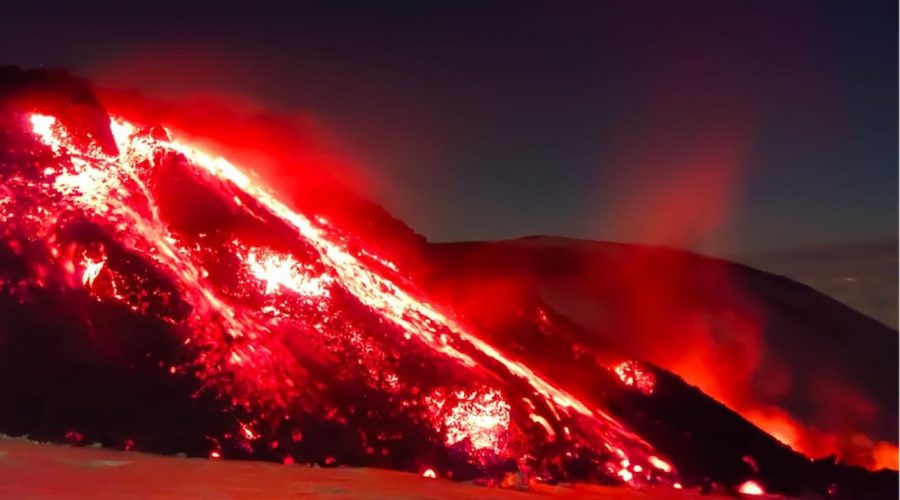 Etna, il sindaco di Belpasso, Caputo, vieta l’accesso al fronte lavico