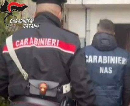 Il Nas di Catania scopre casa di riposo non autorizzata: alcuni anziani dormivano sui divani e senza riscaldamento