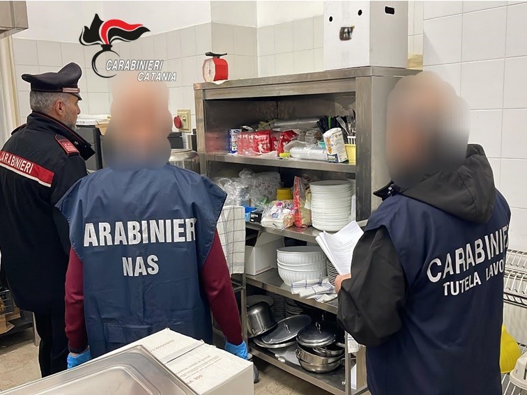 Riposto, carenze igienico-sanitarie nei locali dove venivano preparati i pasti per gli alunni: denuncia e sanzioni per il titolare