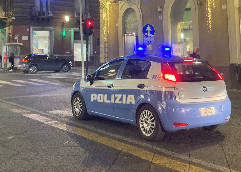 Alla guida senza patente, con la droga sotto il sedile e passa col rosso: arrestato pusher 21enne