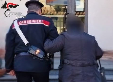 Randazzo, finto carabiniere truffa un’anziana, ma viene beccato ancora in casa della vittima: arrestato