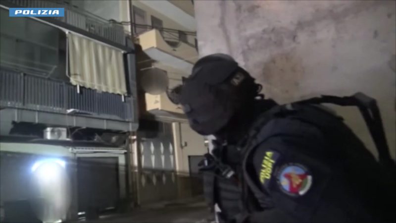 Pluripregiudicato “fuori di testa” lancia di tutto dal balcone e ferisce due agenti: arrestato VIDEO