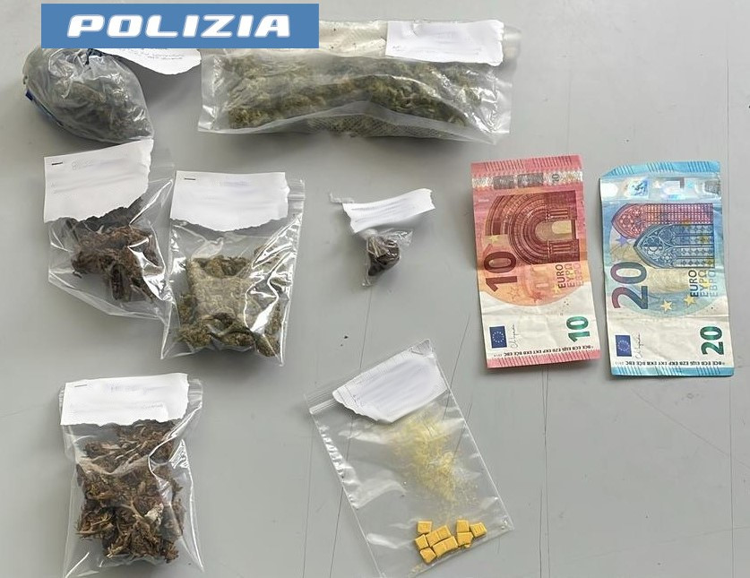 Beccati con mezzo chilo di stupefacenti tra marijuana, hashish e ecstasy: due arresti